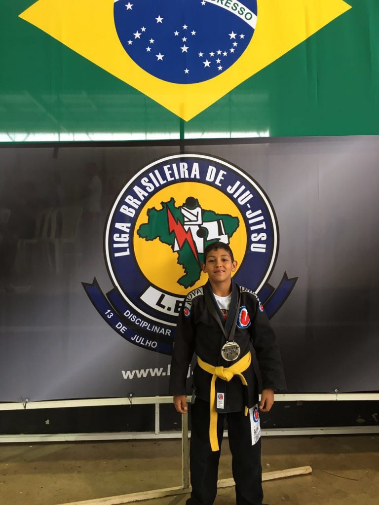 João Vitor com sua medalha na Liga Brasileira de Jiu-Jitsu/ Foto: Arquivo Pessoal