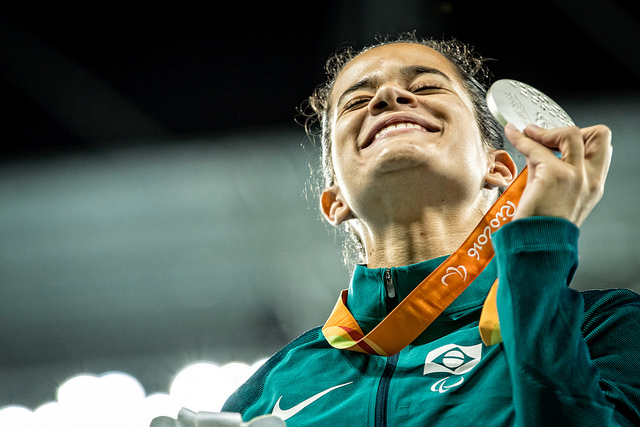 Verônica Hipólito feliz com sua medalha de prata conquistada no Rio2016/ Foto: Marcio Rodrigues/MPIX/CPB