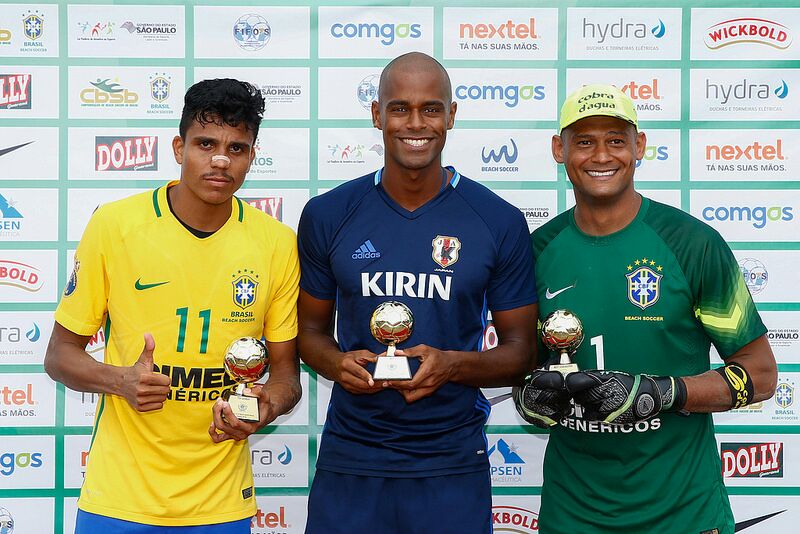  Mão recebeu o troféu de “Melhor Goleiro” e Mauricinho foi o “Artilheiro” da competição com cinco gols 