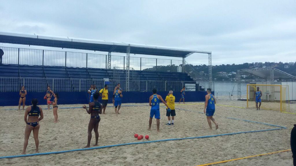 Seleções durante treinamento na Praia de São Francisco, em Niterói/ Foto: Divulgação