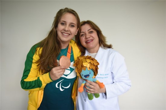 Danielle ao lado de Márcia Bandeira/ Foto: Maria Fernanda Schneider/Hospital Pequeno Príncipe